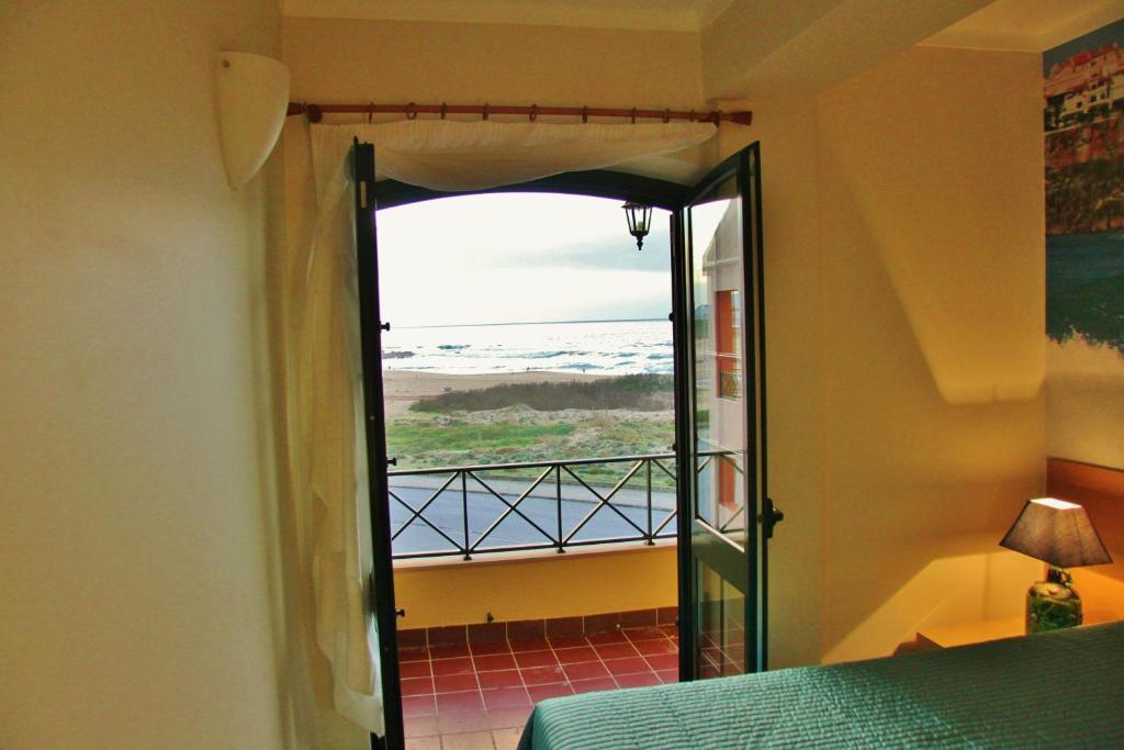 Supertubos Beach Hostel Atouguia Da Baleia Room photo