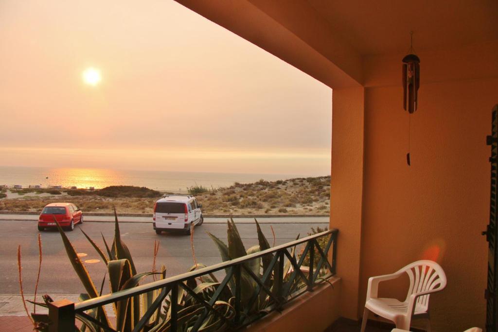 Supertubos Beach Hostel Atouguia Da Baleia Exterior photo
